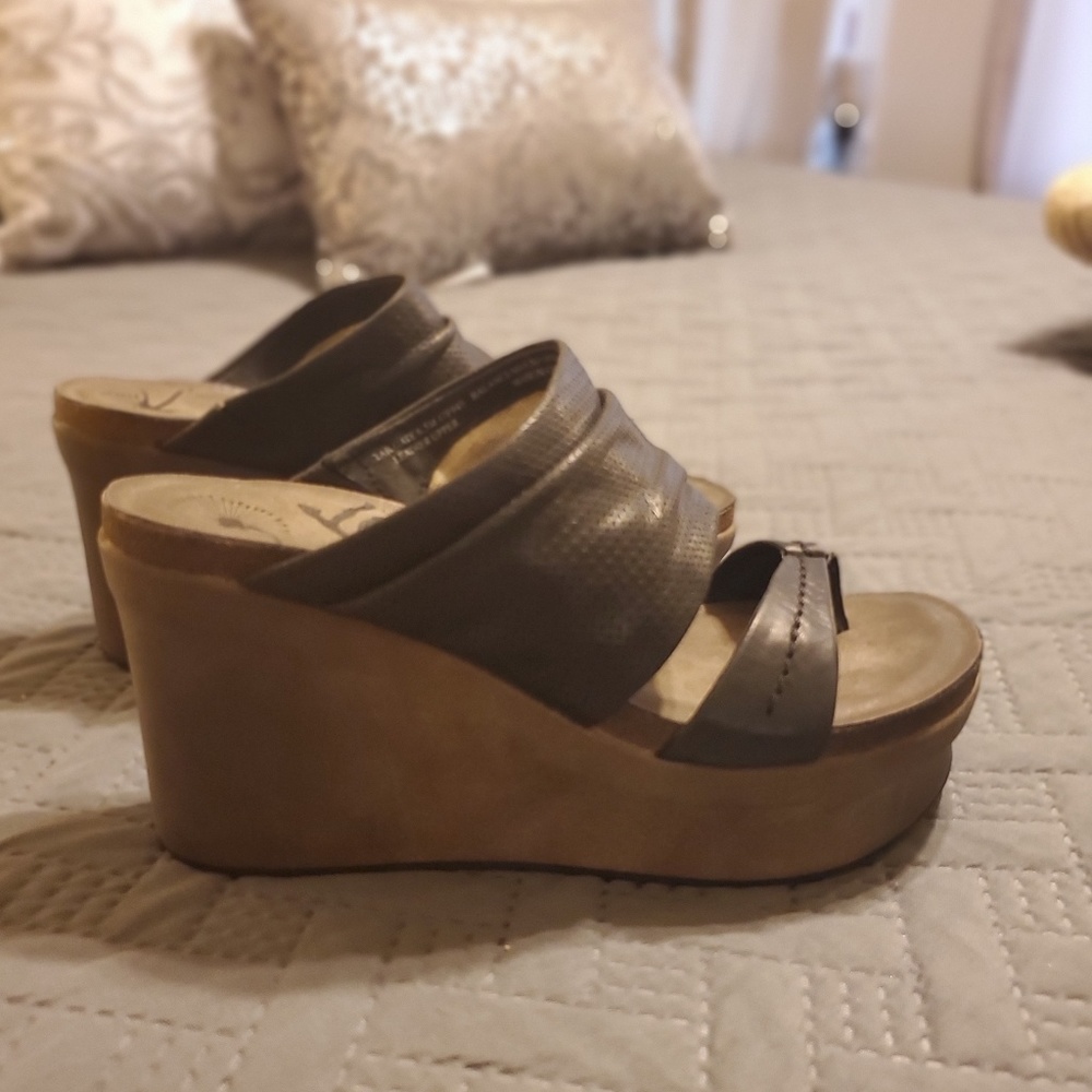 NWOT OTBT WEDGES